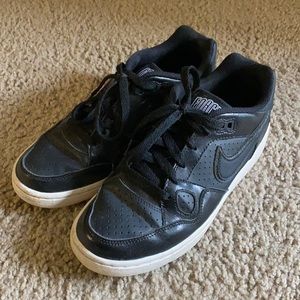 Nike Air Force low top black 7.5